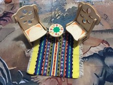 ARTIGOS VINTAGE PARA CASA DE BONECAS Duas cadeiras de madeira, uma mesa de madeira e um tapete de chão comprar usado  Enviando para Brazil