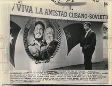 1963 Press Photo CBC-TV editor vê exposição russa em Havana Libre Hotel comprar usado  Enviando para Brazil