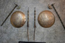Antigo conjunto de escudo e armas persas bronze dourado Dhal Tabar machados de batalha e macarros, usado comprar usado Antigo conjunto de escudo e armas persas bronze dourado Dhal Tabar machados de batalha e macarros, usado comprar usado  Enviando para Brazil