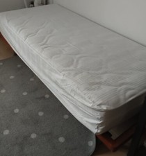 Letto singolo con usato Letto singolo con usato  Uscio