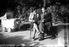 Young couple sitting d'occasion  Expédié en Belgium