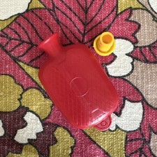 Boneca vintage vermelha plástico saco de água quente garrafa tampa original marcada Hong Kong 3” comprar usado Boneca vintage vermelha plástico saco de água quente garrafa tampa original marcada Hong Kong 3” comprar usado  Enviando para Brazil