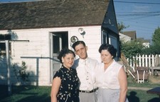 Usado, 1950's Slide Man and Two Women Posed in Quintal Garagem Fundo Borda Vermelha comprar usado  Enviando para Brazil