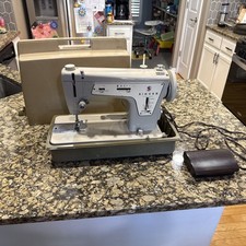 Usado, Máquina de costura vintage Singer Fashion Mate modelo 237 com pedal e estojo funciona comprar usado  Enviando para Brazil