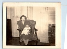 Foto antiga vintage MULHER SENTADA NA CADEIRA SEGURANDO O INSTANTÂNEO DA SALA DE ESTAR DO BEBÊ comprar usado  Enviando para Brazil