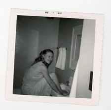Mulher de camisola lavando o pé na pia do banheiro foto vintage encontrada comprar usado  Enviando para Brazil