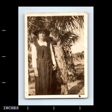 Foto antiga vintage MULHER EM PÉ PELA PALMEIRA comprar usado  Enviando para Brazil