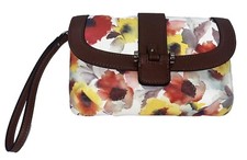 Carteira/pulseira de couro e tecido floral com alça por capítulos comprar usado Carteira/pulseira de couro e tecido floral com alça por capítulos comprar usado  Enviando para Brazil