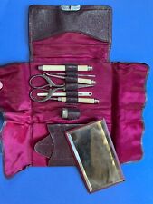Nécessaire de couture - petit sac cuir- ciseaux, porte-aiguilles, dé, miroir..., usado comprar usado  Enviando para Brazil