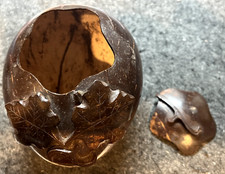 ESCULTURA DE COCO ORNAMENTADA ANTIGA/VINTAGE COM TAMPO REMOVÍVEL MUITO BOM ESTADO PARA A IDADE comprar usado  Enviando para Brazil
