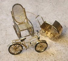 Bicicleta de metal bronze, carrinho de bebê, cadeira de balanço casa de bonecas, lote miniatura de 3 comprar usado Bicicleta de metal bronze, carrinho de bebê, cadeira de balanço casa de bonecas, lote miniatura de 3 comprar usado  Enviando para Brazil