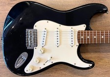 Usado, Guitarra elétrica 2004 Fender Standard Stratocaster acabamento preto brilhante comprar usado  Enviando para Brazil