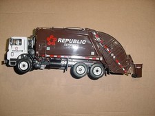 2004 First Gear Mack caminhão de lixo Republic Services escala 1/34 cabine inclinada e lixeira comprar usado 2004 First Gear Mack caminhão de lixo Republic Services escala 1/34 cabine inclinada e lixeira comprar usado  Enviando para Brazil