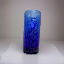 Um copo/cálice ou vaso pequeno azul cobalto gravado/jateado na areia 5” de altura comprar usado  Enviando para Brazil