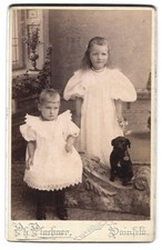 Fotografie Ph. Plachner, Hainfeld, zwei Kinder mit ihrem kleinen Hund im Atelie , usado comprar usado  Enviando para Brazil