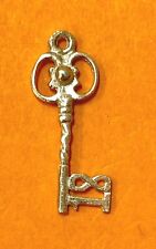 8) BIRTHDAY 18 YEARS OLD KEY 1,1 g - 2,0 cm  Vintage sterling silver charm, usado comprar usado  Enviando para Brazil