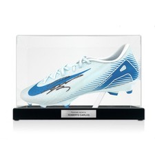 Chuteira de futebol assinada por Roberto Carlos. Vitrine com placa comprar usado Chuteira de futebol assinada por Roberto Carlos. Vitrine com placa comprar usado  Enviando para Brazil