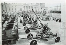 1956 Press Photo Soldados poloneses desfilam armas antiaéreas em cerimônia de Varsóvia comprar usado  Enviando para Brazil