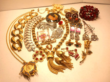 Lote de joias vintage 28 peças assinadas coroa de strass Trifari SAC Napier JJ Avon comprar usado  Enviando para Brazil