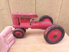 Usado, Trator de brinquedo agrícola Dee Bro madeira vermelha 7 x 6 vintage assento faltando e roda de aço comprar usado  Enviando para Brazil