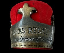 CHIVAS REGAL SCOTLAND'S PRINCE OF WHISKIES FELTRO VERMELHO E SUPORTE DE EXIBIÇÃO DE METAL comprar usado CHIVAS REGAL SCOTLAND'S PRINCE OF WHISKIES FELTRO VERMELHO E SUPORTE DE EXIBIÇÃO DE METAL comprar usado  Enviando para Brazil