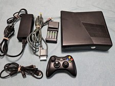 Konsola Xbox 360 Slim Model 1439 z 250 GB i kontrolerem sprawdzona na sprzedaż  Wysyłka do Poland