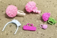 LOTE DE ACESSÓRIOS 6 PEÇAS BARBIE~BUQUÊ DE CASAMENTO~TELEFONE/REMOTO~FAIXA DE CABELO DE URSO STACEY comprar usado  Enviando para Brazil