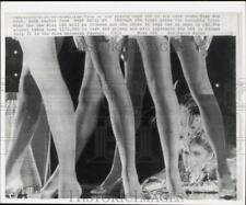 Usado, 1966 Press Photo Beth Laufer vê pernas de concorrentes Miss EUA em Miami, Flórida. comprar usado  Enviando para Brazil