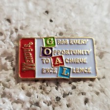 Broche de lapela vintage Wendys Hamburgers Goal Funcionário chapéu esmaltado restaurante fast food comprar usado  Enviando para Brazil