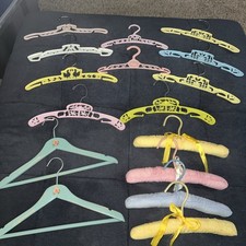 Lote de cabides de roupas vintage para bebê infantil ~tecido acolchoado madeira plástico pastéis giratórios comprar usado  Enviando para Brazil