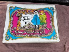 Estojo duplo vintage 1968 The World Of Barbie boneca com itens de vestuário comprar usado  Enviando para Brazil