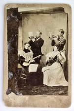 Cartão de gabinete antigo foto músicos quarteto trompete guitarra homens mulheres instrumento comprar usado  Enviando para Brazil