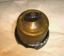 Antico interruttore elettrico usato Antico interruttore elettrico usato  Italia