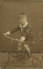 Serio Niño Posando En Hierro Triciclo Bicycle Antigüedad Bicicleta Foto comprar usado  Enviando para Brazil