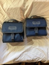Duas lancheiras Yeti azuis com isolamento de lados macios no varejo por US$ 80 cada, agora US$ 40 ambas comprar usado  Enviando para Brazil