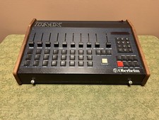 Máquina de bateria digital vintage OBERHEIM DMX não funciona vendida como está comprar usado Máquina de bateria digital vintage OBERHEIM DMX não funciona vendida como está comprar usado  Enviando para Brazil