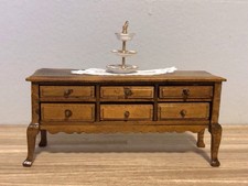 Aparador buffet de madeira miniatura 1:12 para casa de bonecas com acessórios na foto comprar usado  Enviando para Brazil