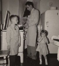 Aventais 1950 homem menino menina cozinha fogão geladeira momento família comprar usado  Enviando para Brazil