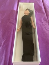 Vestido e sapatos pretos Barbie Audrey Hepburn na caixa comprar usado  Enviando para Brazil