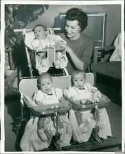 1959 Mrs Robert Howlett prepara trigêmeos para carrinho de bebê foto 8X10, usado comprar usado  Enviando para Brazil