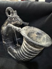 Um ríton de pedra preta com cabeça de veado, usado comprar usado  Enviando para Brazil