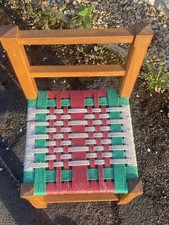 Poltrona infantil vintage marrom madeira com assento tecido plástico verde e vermelho 1980 comprar usado  Enviando para Brazil