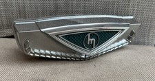 MAZDA ROTARY 1971-78 GRAND FAMILIA 808-818 CUPÊ-SEDAN EMBLEMA DE GRELHA GENUÍNO!! CE comprar usado  Enviando para Brazil