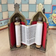 Vintage Miniatura Rolo da Torá em Latão Estojo Articulado com Detalhes de Esmalte Israel 4,5” comprar usado Vintage Miniatura Rolo da Torá em Latão Estojo Articulado com Detalhes de Esmalte Israel 4,5” comprar usado  Enviando para Brazil