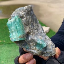 SZMARAGD NATURALNY W SKALE 494 gr. na sprzedaż  PL
