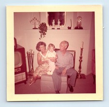 Foto colorida quadrada antiga vintage homem mulher menina conjunto de televisão antigo foto comprar usado Foto colorida quadrada antiga vintage homem mulher menina conjunto de televisão antigo foto comprar usado  Enviando para Brazil