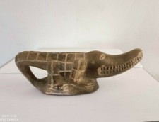 Stone alligator sculpture. d'occasion  Fayence