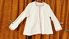 B111 chemisier brodé d'occasion B111 chemisier brodé d'occasion  Cosne-Cours-sur-Loire