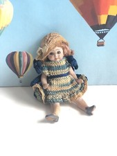 "Antiguo 4"" todo bisque con ojos de vidrio casa de muñecas muñeca miniatura en su vestido de ganchillo" segunda mano  Embacar hacia Mexico