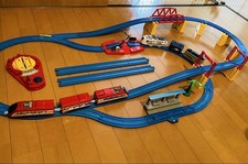 Conjunto de tren Plarail diseño con vehículos divertidas pistas escénicas y accesorios segunda mano  Embacar hacia Mexico